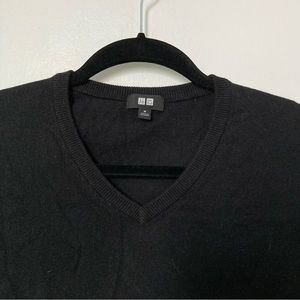 Men’s Uniqlo cashmere and cotton blend v-neck